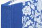 Preview: blauer Leinenrücken, Einbandpapier blau-weiß mit floralem Muster